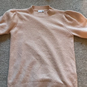 Rosa  tröja från Name It - Säljer en superfin rosa  tröja från Name It i storlek 158-164. Den är i mycket bra skick och har långa ärmar med puffiga axlar. 🌟