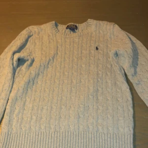 Stickad polotröja - Stickad polotröja mycket bra skick. Är i L dam storlek.🔥