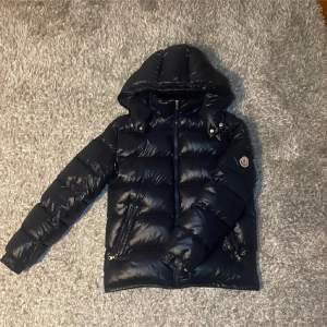 Sparsamt använd Moncler Maya. Storlek Xs-S. Väldigt bra skick då den bara är använd en vinter. Jackan är mörkblå och passar med det mesta. Priset är 3999 Men kan diskuteras vid snabb affär. Jackan kan hämtas i Stockholm eller fraktas spårbart. Säljer jackan åt en vän, vid behov av fler bilder eller vid frågor kontakta gärna mig. 