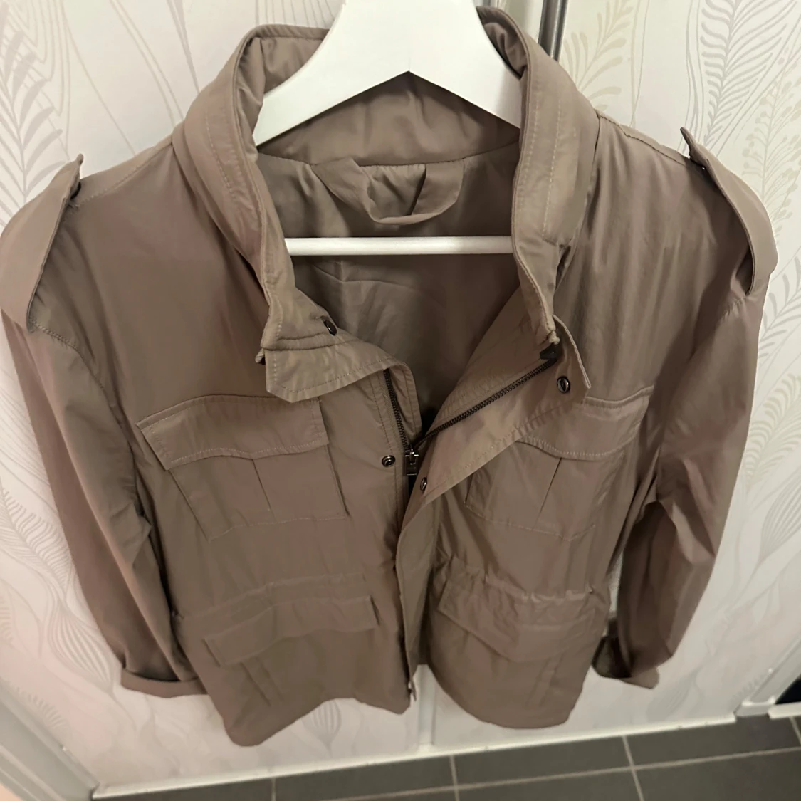 Beige jacka med dragkedja - 92