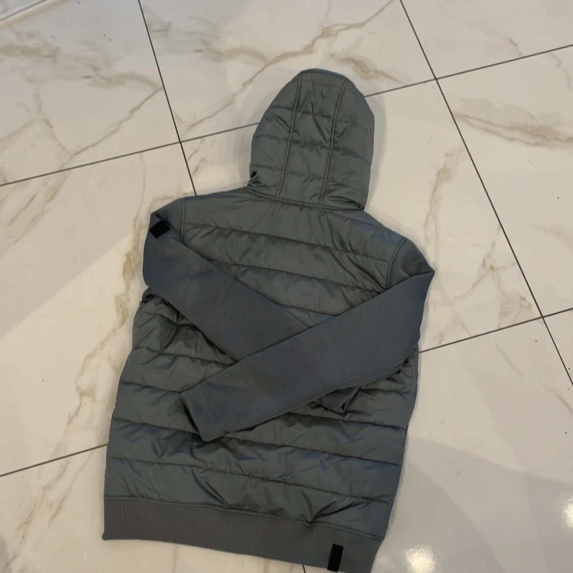 Rökgrå quiltad jacka från Ragwear - 90