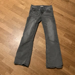 Grå jeansbyxor - Säljer ett par grå jeansbyxor i bra skick. Helst Uppsala om du inte bor i Uppsala blir det 20 kr plus frakt.