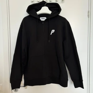 Svart hoodie från Palace - Köpte fel storlek, aldrig använd. Storlek L.