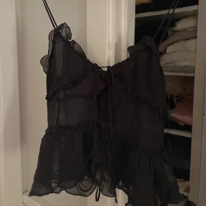 Volangtopp - Säljer en fin och populär topp  med volanger från zara . 