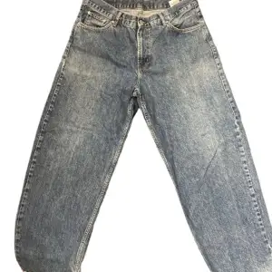 Säljer ett par klassiska blå jeans från Sweetsktbs i storlek M. De har en baggy passform och är i bra skick. Perfekta för vardagsbruk och kan matchas med det mesta i garderoben.