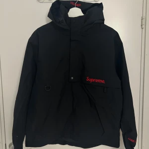 Svart Gore-Tex jacka från Supreme - Aldrig använd. Storlek M.