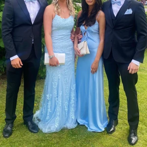 Ljusblå långklänning med knytning - Säljer min fina balklänning, använt en gång strl xs. Det finns två små ”fläckar” som inte går bort men dom syns inte alls tydligt. 700kr☺️💓 