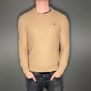 Ralph Lauren ”Pima cotton” tröja - Hej säljer nu min fina Ralph Lauren ”pima cotton” tröja i storlek M. Den är i nyskick och kommer vara otroligt snygg i höst/vinter. Nypris cirka 2000kr! Vi kommer att sälja liknande produkter nu närmare vinter så glöm inte följa profilen!🌊🍾