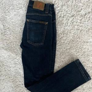 Nudie jeans w29 l32 - Säljer dessa feta nudie jeans! Aldrig använd. Nyskick. Nypris runt 1499kr. Storlek w29 l32. Tveka inte att höra av dig om du har några frågor. Fraktar snabbt!