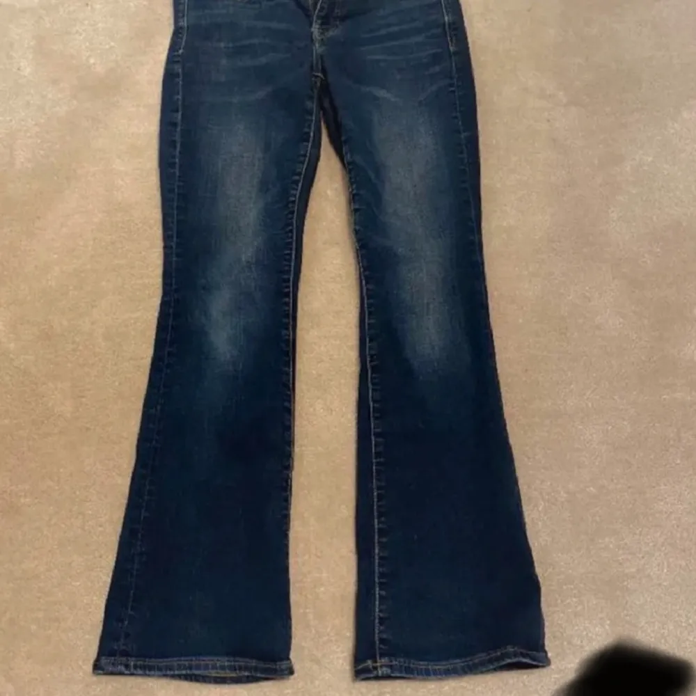 Säljer ett par snygga blå jeans från American Eagle i super stretch material. De är bootcut och lågmidjade, vilket ger en skön passform. Perfekta för både vardag och fest! 🕺 PRIS KAN DISKUTERAS . Farkut & Housut.