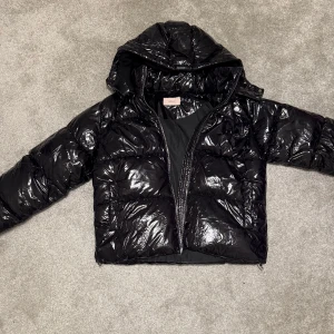 Nelly pufferjacka  - En glansig puffer jacka från Nelly i strl. M/L passar som M. Använd 2-3 gånger, mycket bra skick (som ny). Nypris 799kr. Säljer pga ingen användning då jag har andra jackor. Jackan är även slutsåld på Nelly så passa på! Köparen står för frakten. Det går även bra att köpa via ”köp nu”. 