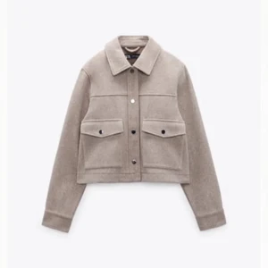 Beige jacka från Zara - Snygg beige jacka från Zara i en croppad stil. Jackan har långa ärmar och knappar framtill samt två stora fickor. den är aldrig använt❤️
