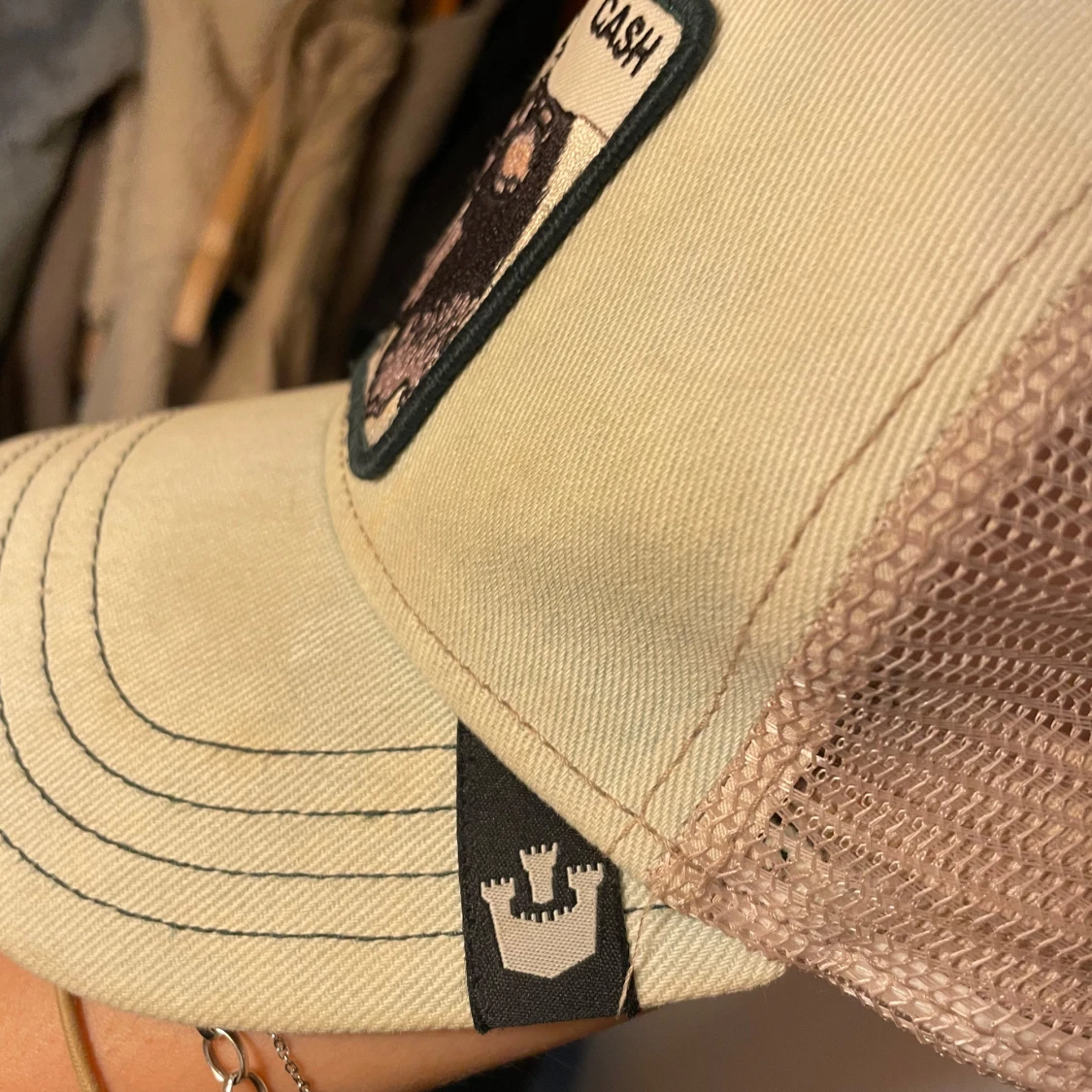 Beige keps med ko-broderi från The Farm - 90