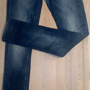 Mörkblå jeansbyxor - Snygga mörkblå jeansbyxor med en klassisk straight passform. De har en lätt tvättad look som ger en avslappnad stil. Perfekta för en casual outfit.