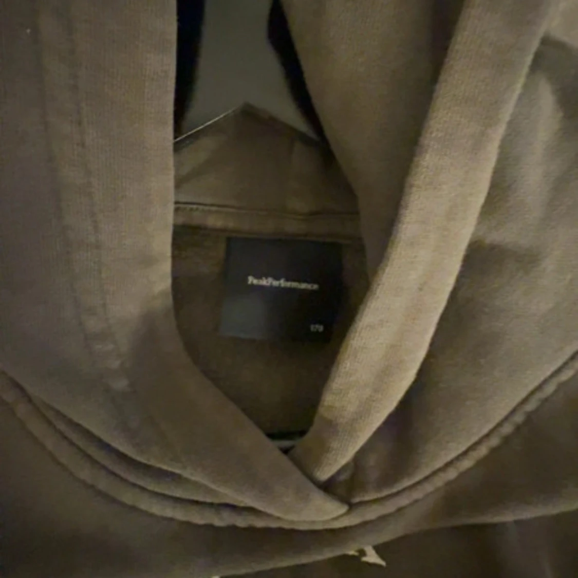 Grå grön hoodie från Peak Performance - 91