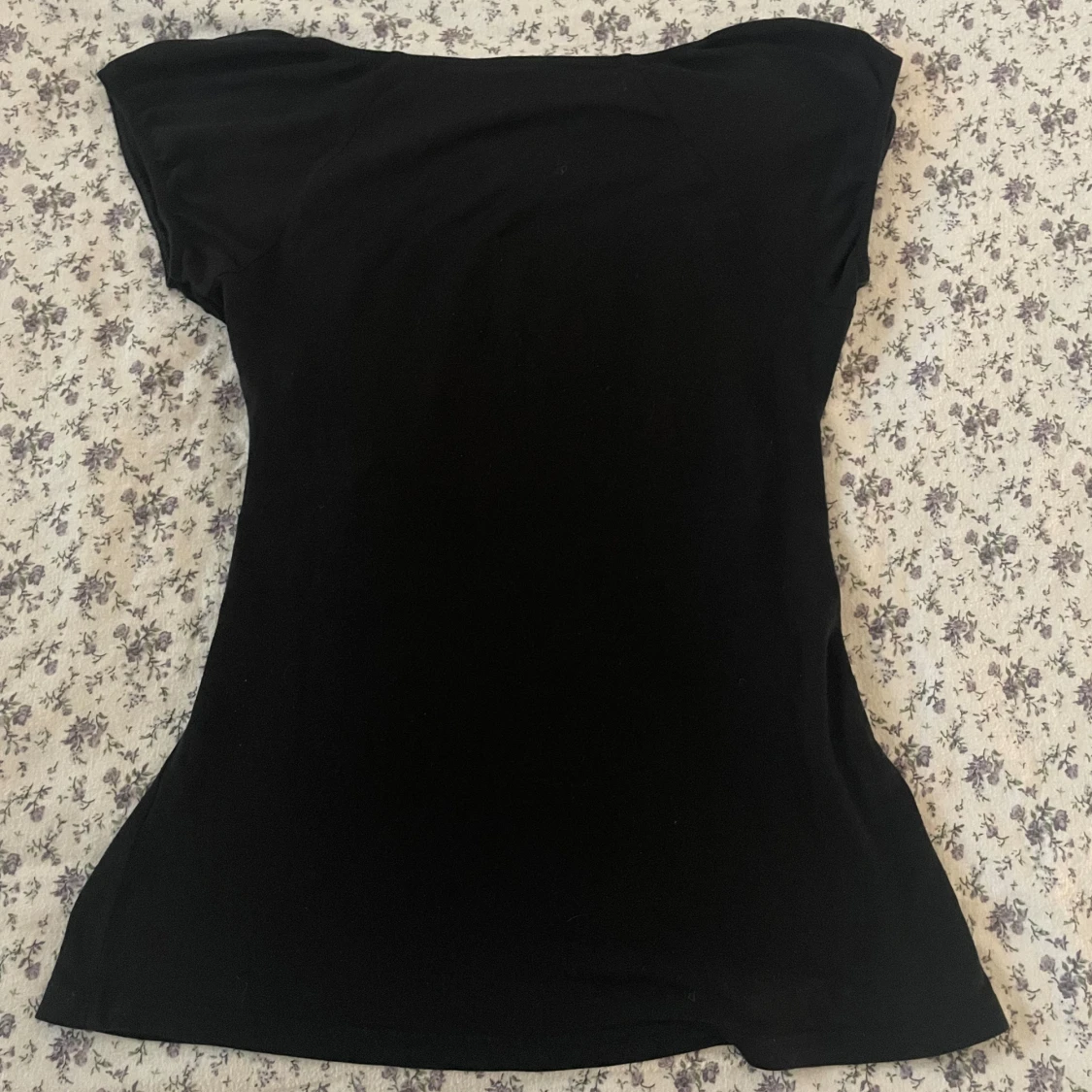 Svart topp med rosett - 90