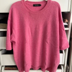 Rosa kashmirtröja från Lisa Yang - Säljer en supermjuk och lyxig rosa kashmirtröja från Lisa Yang. Perfekt för att hålla sig varm och stilren under kyliga dagar. Tröjan har en avslappnad passform med trekvartsärmar och ribbade kanter och i mycket bra skick. Pre-loved och säljs för jag har nya favoriter. Den kommer bli din favorit. Ny pris 4.500kr Ett måste för garderoben! 💖 