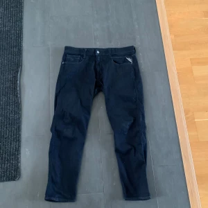 Svarta jeans från Replay - Säljer ett par svarta Replay Anbass jeans i slim fit. De är i mycket bra skick men är för korta för mig som är 190. Pris kan diskuteras
