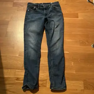 Tja! Säljer ett par Jack and Jones jeans som är i modellen ”skinny Liam” De har en tight passform och   är i färgen blå. Jeansen är i gott skick och har inga defekter, de är sparsamt använda. Säljer jeansen pga felköp, de var lite tightare än vad jag hade räknat med. Jag i bilden är 160 cm lång, hör av er vid funderingar.