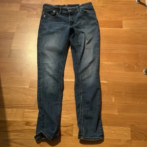 Blå Skinny Jeans 'Liam' - Tja! Säljer ett par Jack and Jones jeans som är i modellen ”skinny Liam” De har en tight passform och   är i färgen blå. Jeansen är i gott skick och har inga defekter, de är sparsamt använda. Säljer jeansen pga felköp, de var lite tightare än vad jag hade räknat med. Jag i bilden är 160 cm lång, hör av er vid funderingar.