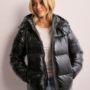 Svart pufferjacka från nelly - Intressekoll på denna skit snygga jackan från Nelly som är nästintill helt ny och har inga tecken på användning . Helt slutsåld på hemsidan💕