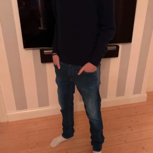 Blå jeans från Replay - Snygga blå jeans från Replay med klassisk femficksdesign och normal passform. Perfekta för en avslappnad stil. Märkesdetalj vid fickan ger en extra touch. Pris kan diskuteras vid snabb affär