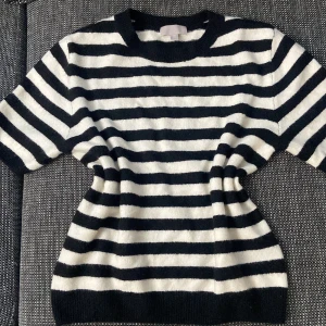 Randig tröja från H&M - Säljer en stilren randig tröja från H&M. Har haft på mig bara en gång, ordpris 299 kr
