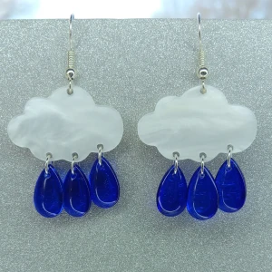 Örhängen med moln och regndroppar - Egentillverkade örhängeni form av moln☁️. Ca 4 cm långa och öronkroken är nickelsäker 