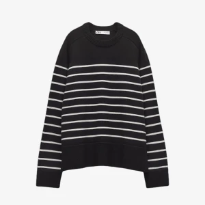 Svart och vit randig tröja från Zara - Säljer en snygg svart tröja från Zara med vita ränder. Tröjan har en klassisk rund hals och långa ärmar. Perfekt för en stilren look.