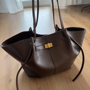 GinaTricot väska - Säljer denna populära supersnygga väskan från GinaTricot då den inte kommer till användning 💌sparsamt använd och i fint skick