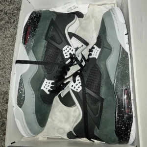 Nike Jordan 4 Retro Fear (limited edition) - Dessa Jordan 4 retro är limited edition och ännu mer sällsynt är att detta är storlek 47,5 som inte finns någon annanstans i Stockholm. Dem har bara vart i kartongen och aldrig använts utomhus. Möts upp i verkligheten