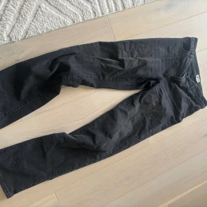 Svarta jeans från Madlady - Säljer ett par svarta jeans från Madlady i storlek EU 36/Tall. De har en klassisk design med en rak passform och är perfekta för en stilren look.