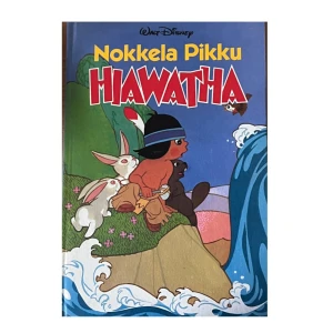 Nokkela Pikku Hiawatha - En färgglad barnbok från Walt Disney med titeln 'Nokkela Pikku Hiawatha'. Omslaget visar en tecknad figur med djur vid en flod. Perfekt för unga läsare som älskar äventyr och natur.