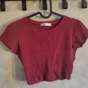 Vinröd croptopp - Vinröd crop topp i storlek S från fb sister