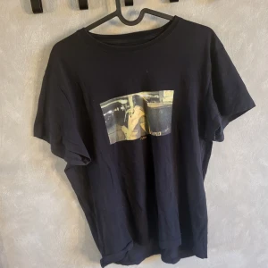 Svart t-shirt från Stay - Svart t-shirt med motiv från Stay, storlek m