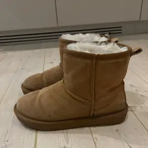 Boots från Sofie Schnoor. Ovandelen är tillverkad av mocka och fodret av textil. Sulans höjd är 2,5 cm och skaftet är 14 cm. Kassisk design - små i storlek. Dessa stl 38 motsvarar en 37:a.