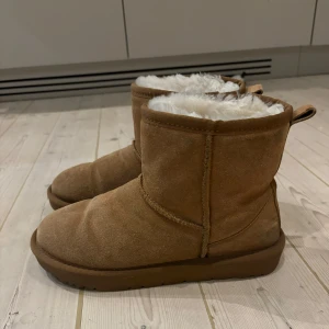 Sofie Schnoor Boots - Boots från Sofie Schnoor. Ovandelen är tillverkad av mocka och fodret av textil. Sulans höjd är 2,5 cm och skaftet är 14 cm. Kassisk design - små i storlek. Dessa stl 38 motsvarar en 37:a.
