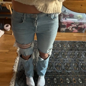 Slitna jeans - Super snygga och hålen är egen gjorda vilket gör dom väldigt unika. Midjemåttet rakt över är 37 cm och innerbenslängen är 72 cm. Dom är sprättade nere vid benen och är i stretchigt material🧡🧡