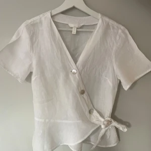 Vit omlottblus med knyt - Super söt linneblus. 