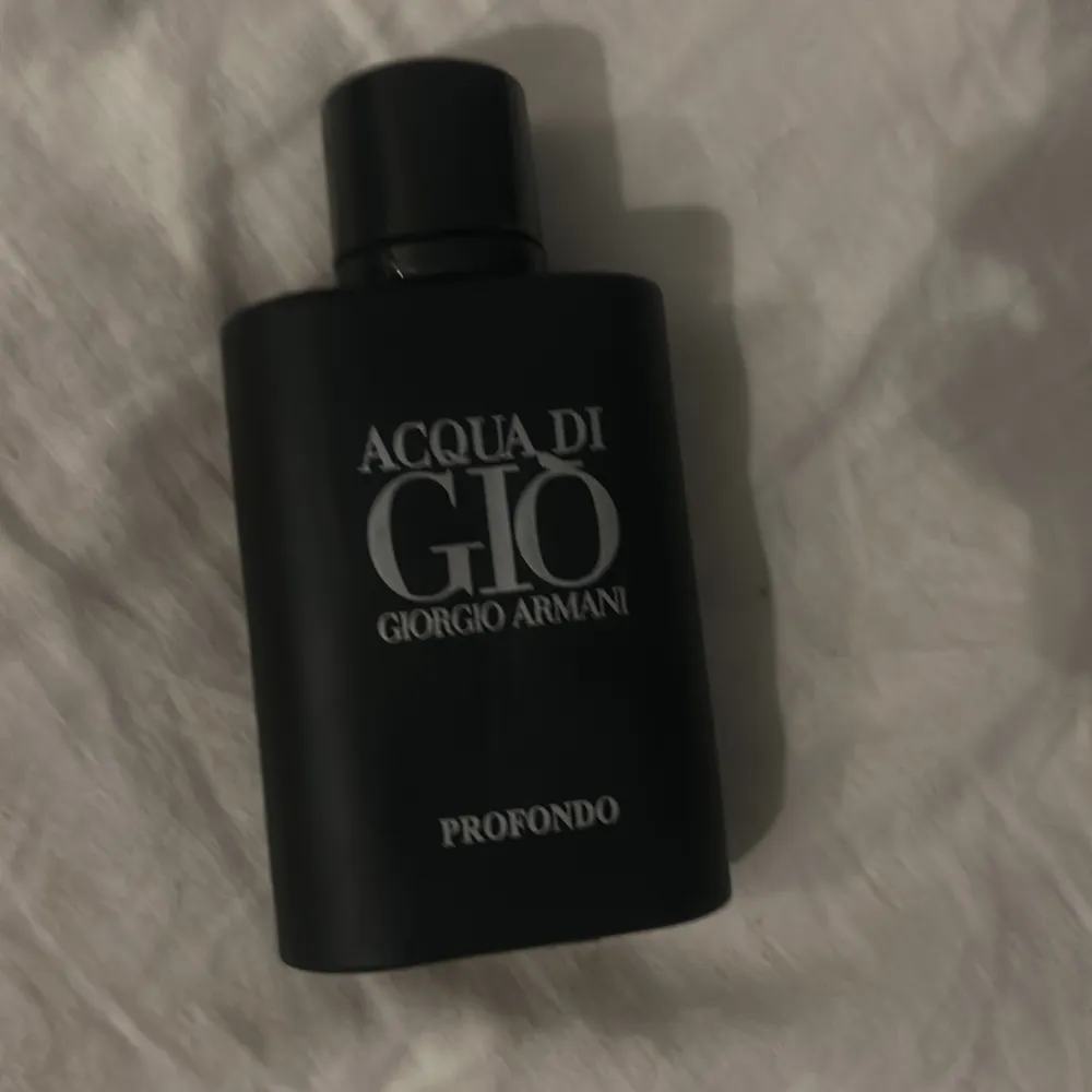 Säljer en flaska Acqua di Giò Profondo från Giorgio Armani. Flaskan är elegant och mörkblå med en stilren design. Perfekt för den som vill ha en fräsch och maskulin doft. Skriv innan köp. Till du. Parfym.