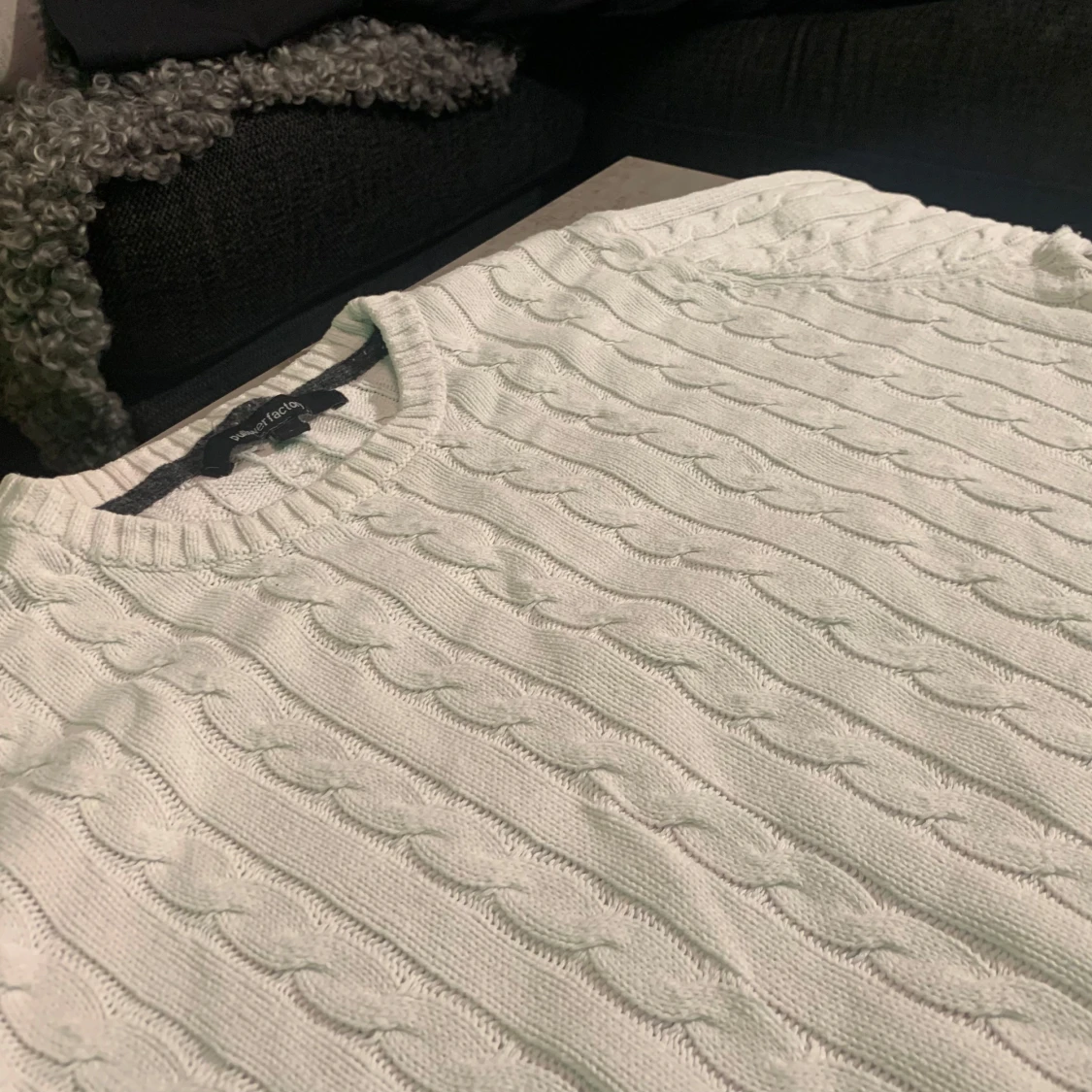 Fin stickad tröja från pullover Factory, jätte skön ha på sig under vinter, färgen är vit och storleken är S  - 91