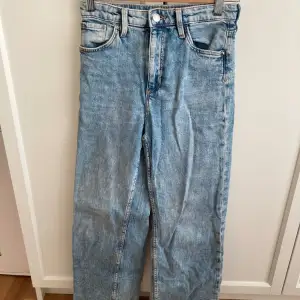 Säljer ett par klassiska blå jeans i bra skick. De har en wide passform och är högmidjade. Är i storleken 146 från H&M