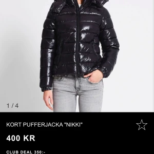 Kort svart pufferjacka - Säljer en nyköpt jacka från lager som aldrig är använd bara testad jackan är slutsåld på sidan. Skriv för fler bilder färgen är i svart ❤️❤️