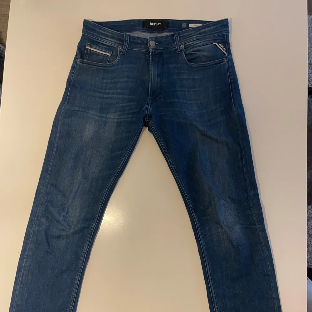 Säljer ett par snygga blå jeans från Replay, storlek W31 L30. Jeansen är i bra skick och har en normal passform. De är sköna till båda helger och vardagar. 😄 Pricet är ej hugget i sten 🪨 . Skriv om minsta fundering 😁😁. Jeans & Byxor.