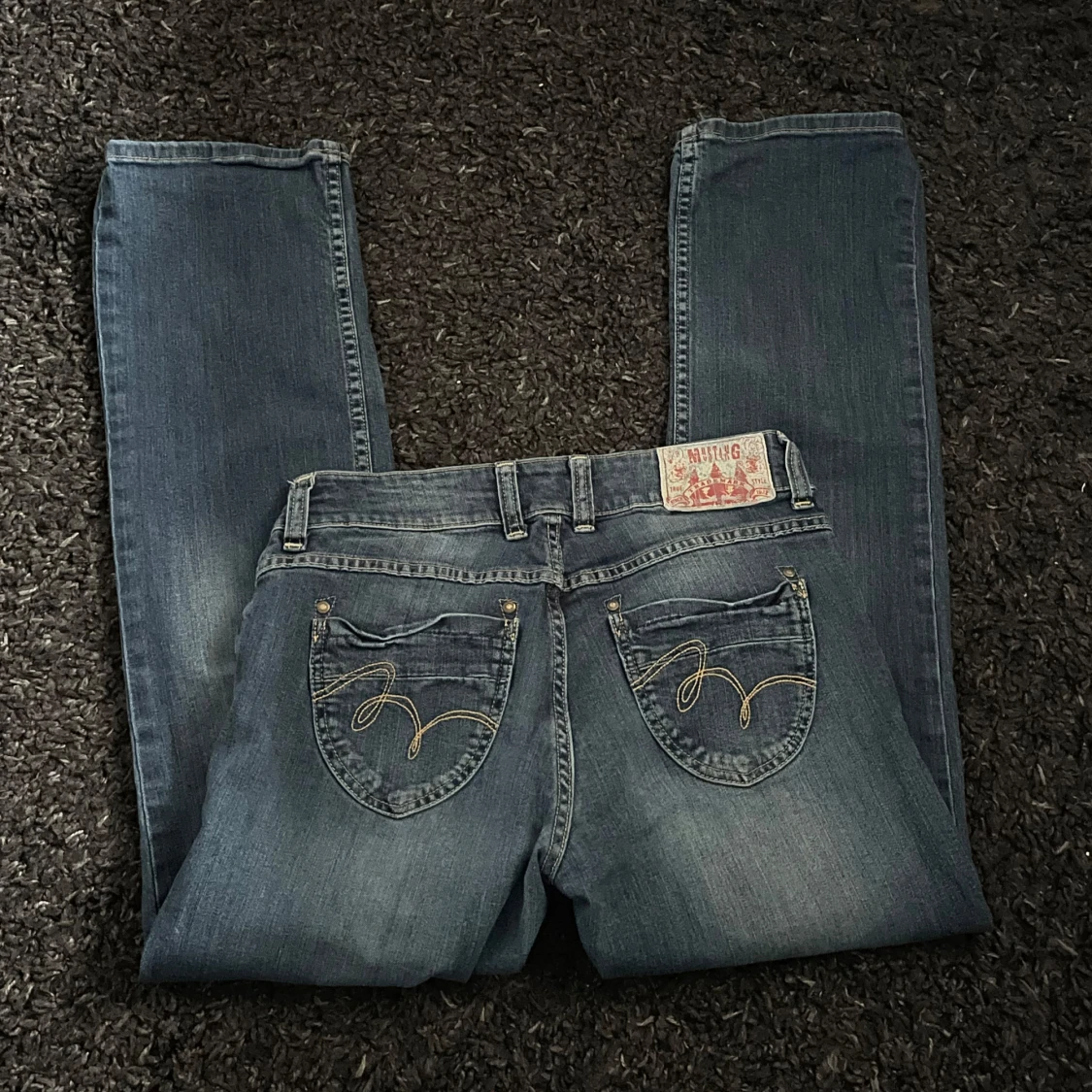 Blå jeans med broderade fickor