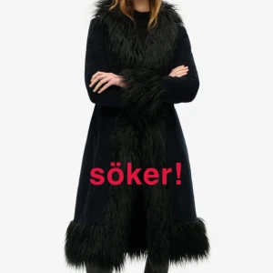 söker! afghan/penny lane coat, svart kappa med pälsdetaljer - söker efter en svart afghan/penny lane coat!! den behöver inte vara lång så som i bilden men gärna varm till vintern, kontakta mig om ni har någon som ni vill sälja!🫶
