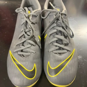 Nike Fotbollsskor  - Nike fotbollsskor från Nike, Mycket bra skick, Rekommenderas verkligen för dig som vill ha ett par nya fotbollsskor till fotbollssäsongen! & Storlek 35