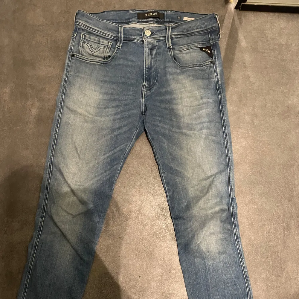 Säljer ett par snygga blå jeans från Replay i modellen Anbass. Bra skick, size 30/32. Jeans & Byxor.