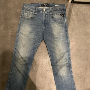 Replay anbass  - Säljer ett par snygga blå jeans från Replay i modellen Anbass. Bra skick, size 30/32