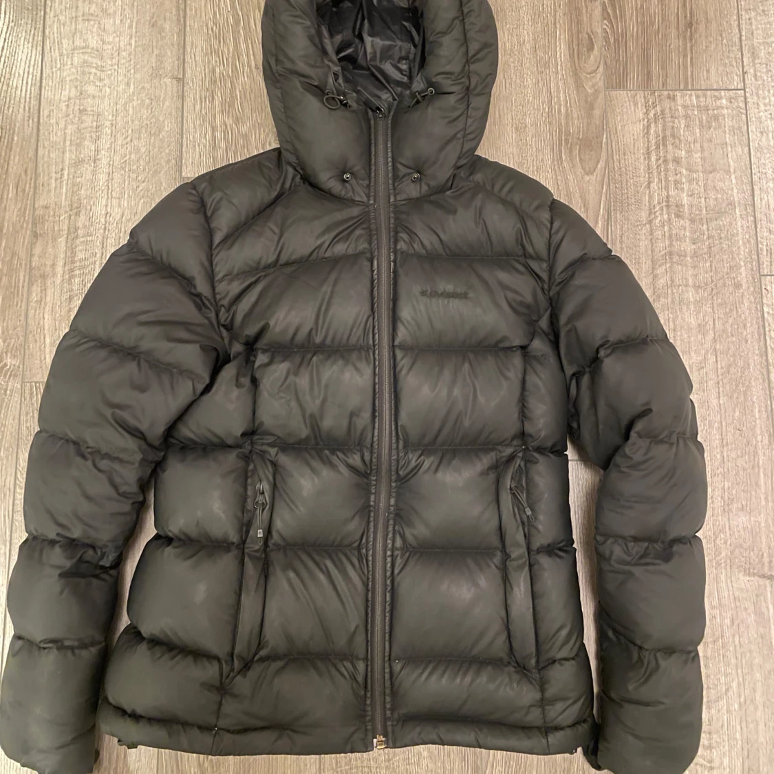 Svart dunjacka från Everest